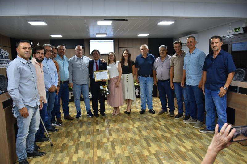 Câmara entrega Moção de Aplausos ao Dr. Isac em reconhecimento à sua trajetória e dedicação